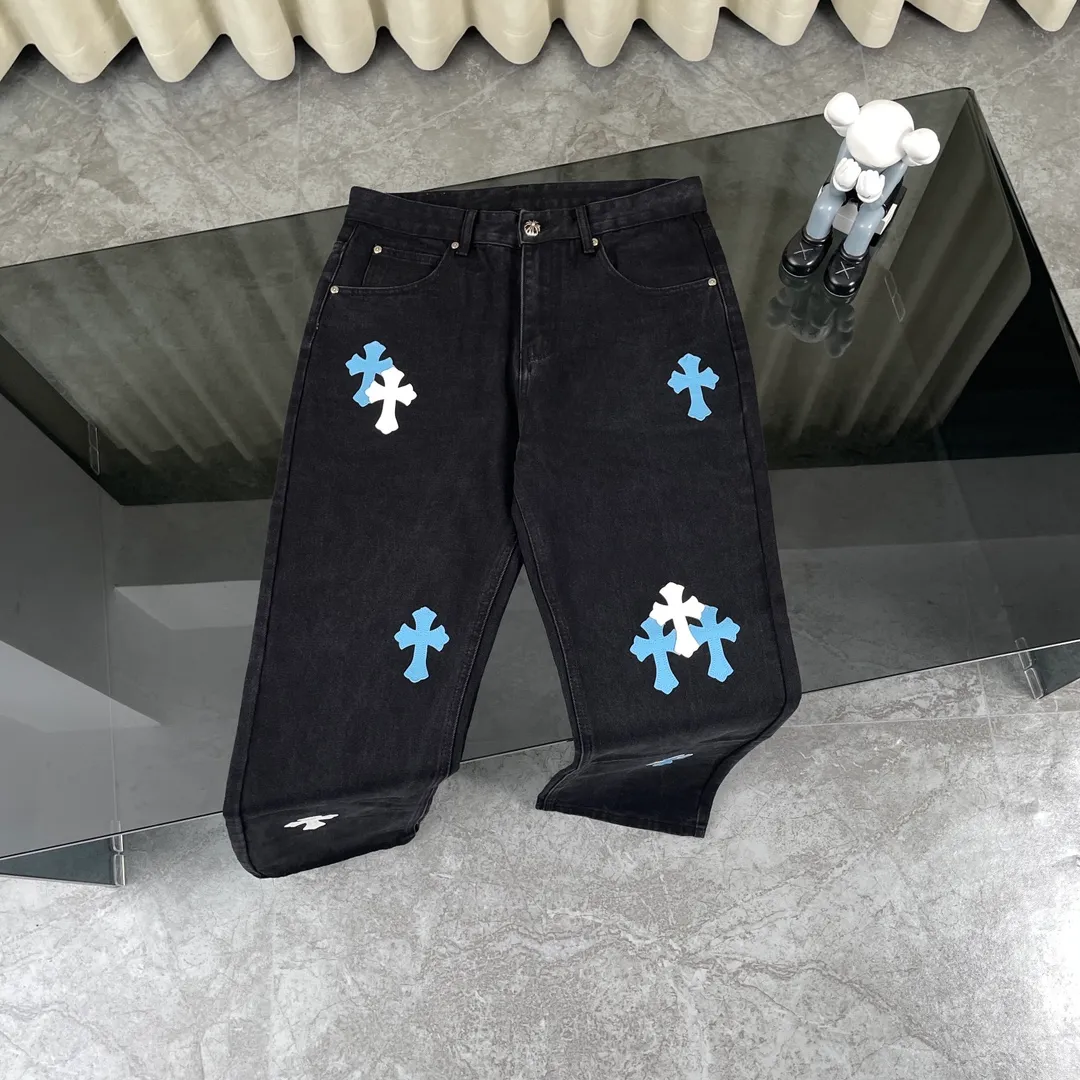 🅿️280 original development, hardware customization, chrome hearts Chengdu limited, new city limited jeans, Chrome Hearts city limited jeans, vintage levis, American-made 501 black and gray base version, Levi's American-made 501 base version, imported sheepskin, 925 silver jewelry remake [Top heavy industry fashionable design] Consistently made in high street luxury style. Speaking of this style, the Zangyin family and GU family are definitely the leading representative brands. Especially the Zangyin family has really achieved a state-of-the-art effect in creating high street style. The unique washed material is used to create this style. The color system is quite eye-catching. It is decorated with patchwork cross flowers, which cleverly highlights the charm of the brand. Secondly, this style uses classic The high-waist cutting design highlights the long legs and fashionable temperament of the upper body. The brand is highly recognizable and the slim fit configuration is more suitable for daily wear. It is a product that interprets personality, fashion, and specifications at a glance. This single product is enough to make any fan excited. It can be a white T-shirt for youthful preppy style, or a tight suspender for lady style. It has strong matching ability and can be easily controlled by men.  [Material and craftsmanship] Needless to say, this point goes without saying. As an excellent craftsman brand, Zangyin has really perfect requirements for details and craftsmanship. The washed color of this model has gone through so many processes, not to mention the embellishment of the denim appliqués. It is also purely handmade and sewn. Just like what they believe in, only handmade things have soul and have the meaning of wear. A top-notch heavy-duty fashionable denim item, I look forward to your perfect interpretation! !